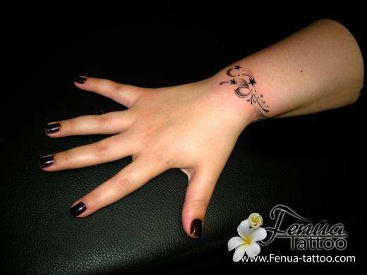 7a°) tattoo sur poignet etoile et points